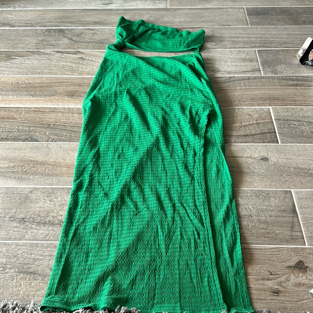 Body con green dress with a slit in the leg and cut out
